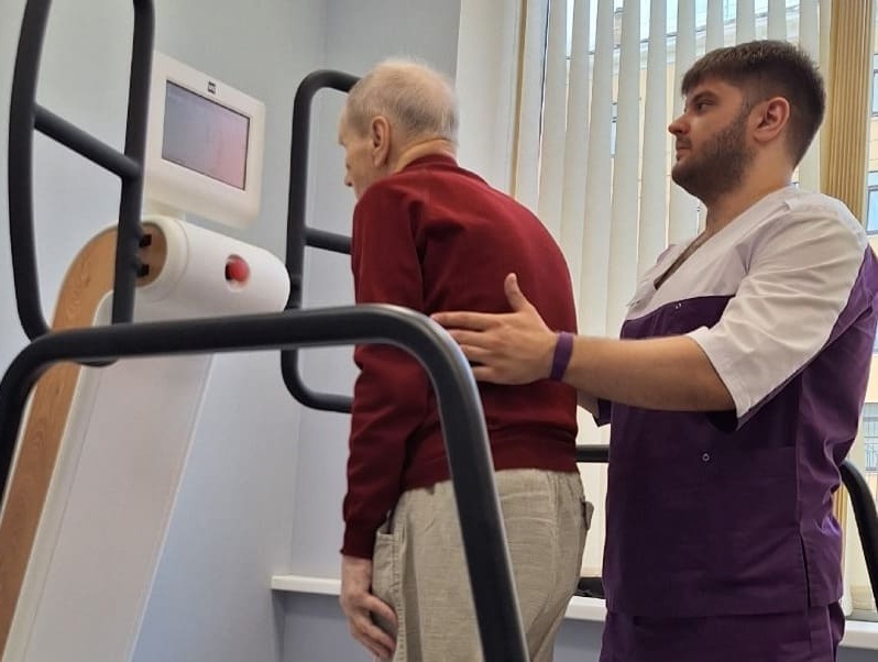 Болезнь Паркинсона: симптомы, лечение и реабилитация на платформе Huber 360